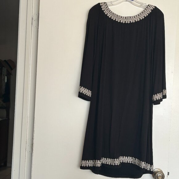 Black rayon Indian style tunic with white embroidery - Picture 5 of 6